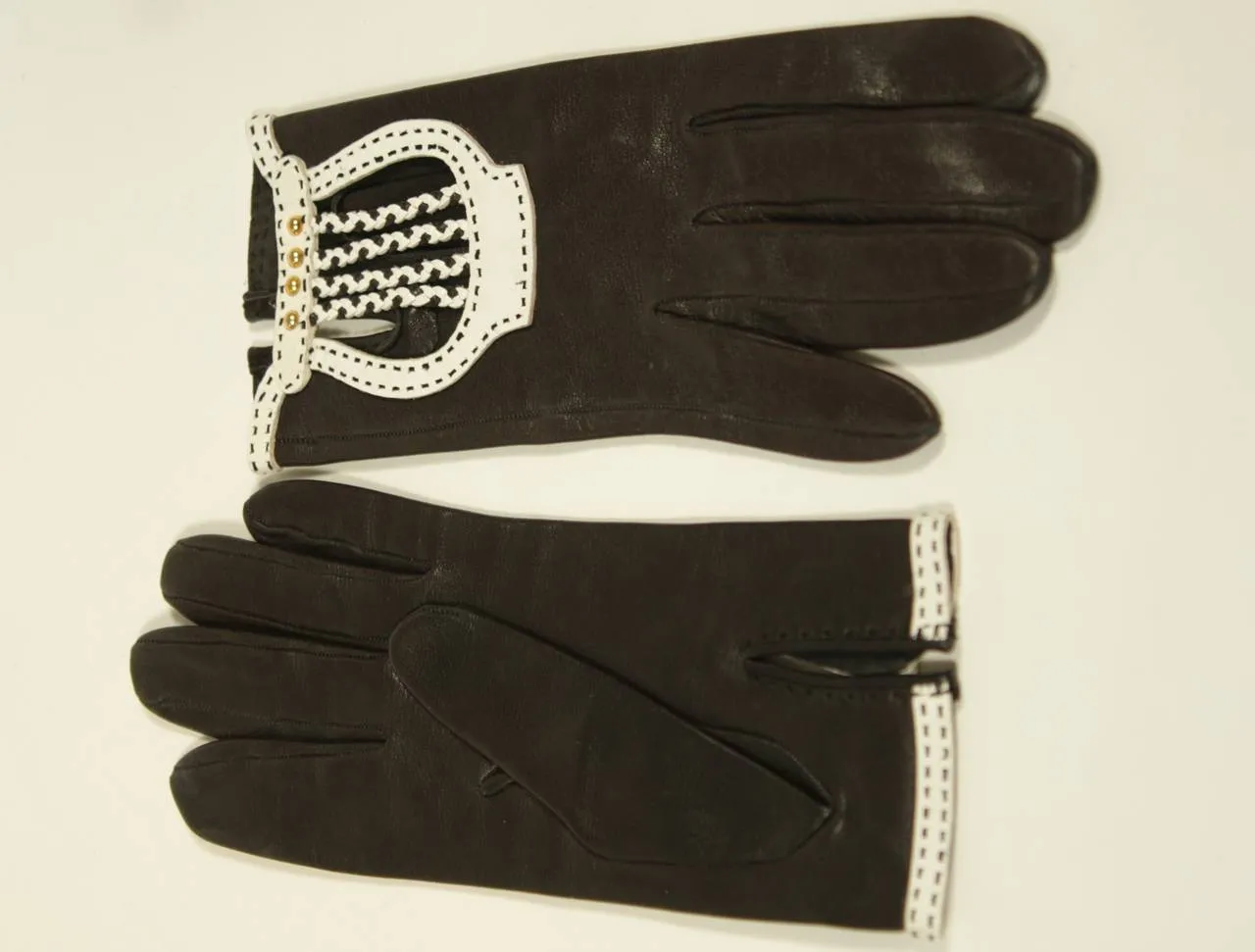 HERMES Black Leather Gloves with White Accents and Braiding Size 6 1/2