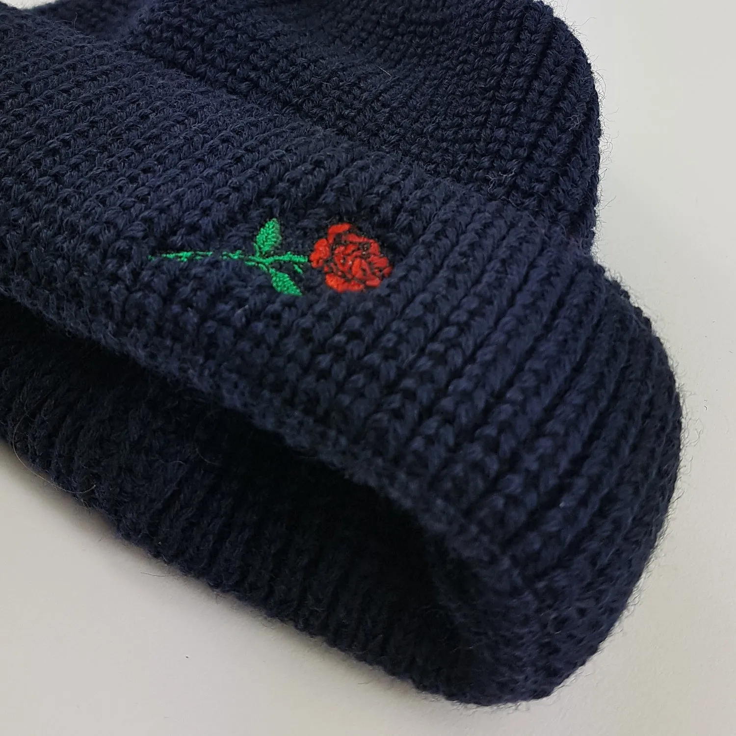 SHORT WOOL BEANIE ROSE EMBROIDERY - NAVY